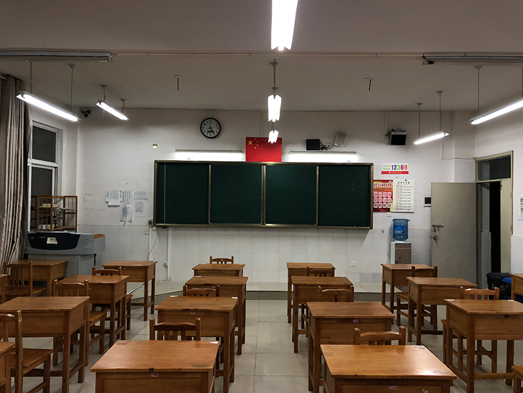 貴陽市觀山湖區(qū)第一高級中學(xué)護眼教室燈光改造前